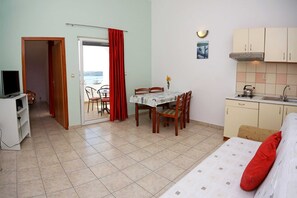 Lejlighed (Superior One Bedroom Apartment with T) | Privat tekøkken | Køleskab