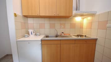 Departamento (One Bedroom Apartment with Terrace) | Cocineta privada | Refrigerador
