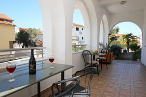 Apartamento (One Bedroom Apartment with Terrace) | Balcón