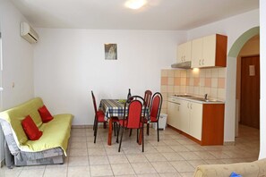 Apartamento (One Bedroom Apartment with Balcony an) | Sala de estar | Televisión de pantalla plana de 25 pulgadas con canales por cable