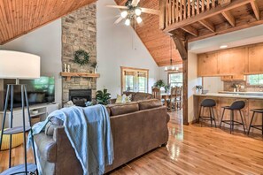 Een smart-tv en een open haard