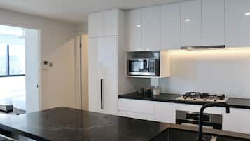 Frigorífico grande, microondas, horno y placa de cocina