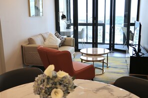 公寓, 1 间卧室, 城市景观 (Free WiFi) | 起居区 | 50-英寸智能电视 （配备数码频道）、电视