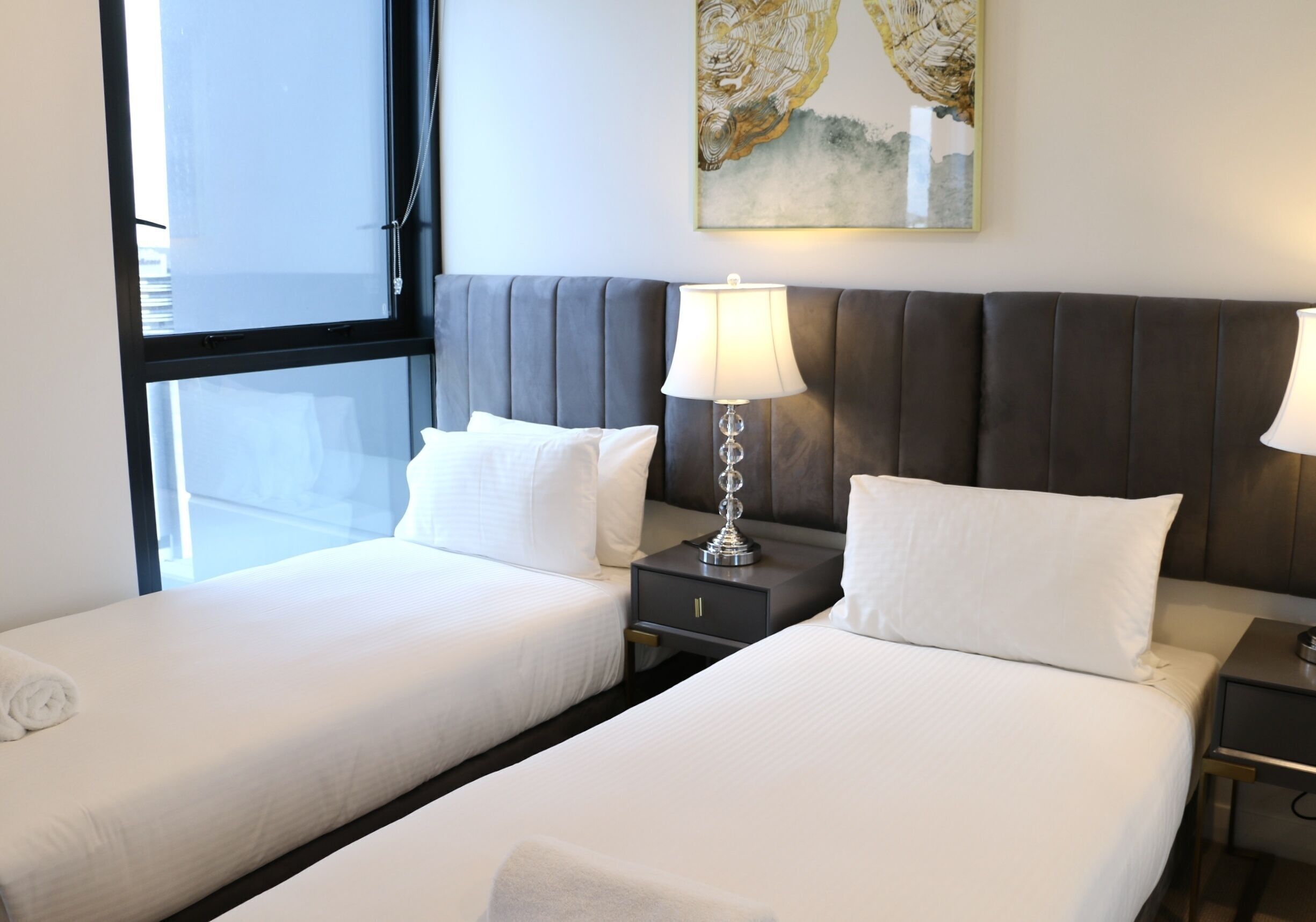 Bureau, fer et planche à repasser, lit de bébé (supplément)