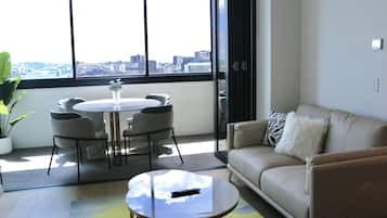 Apartamento, 2 habitaciones, vistas a la ciudad (Free WiFi) | Zona de estar | Smart TV de 50 pulgadas con canales digitales, una televisión