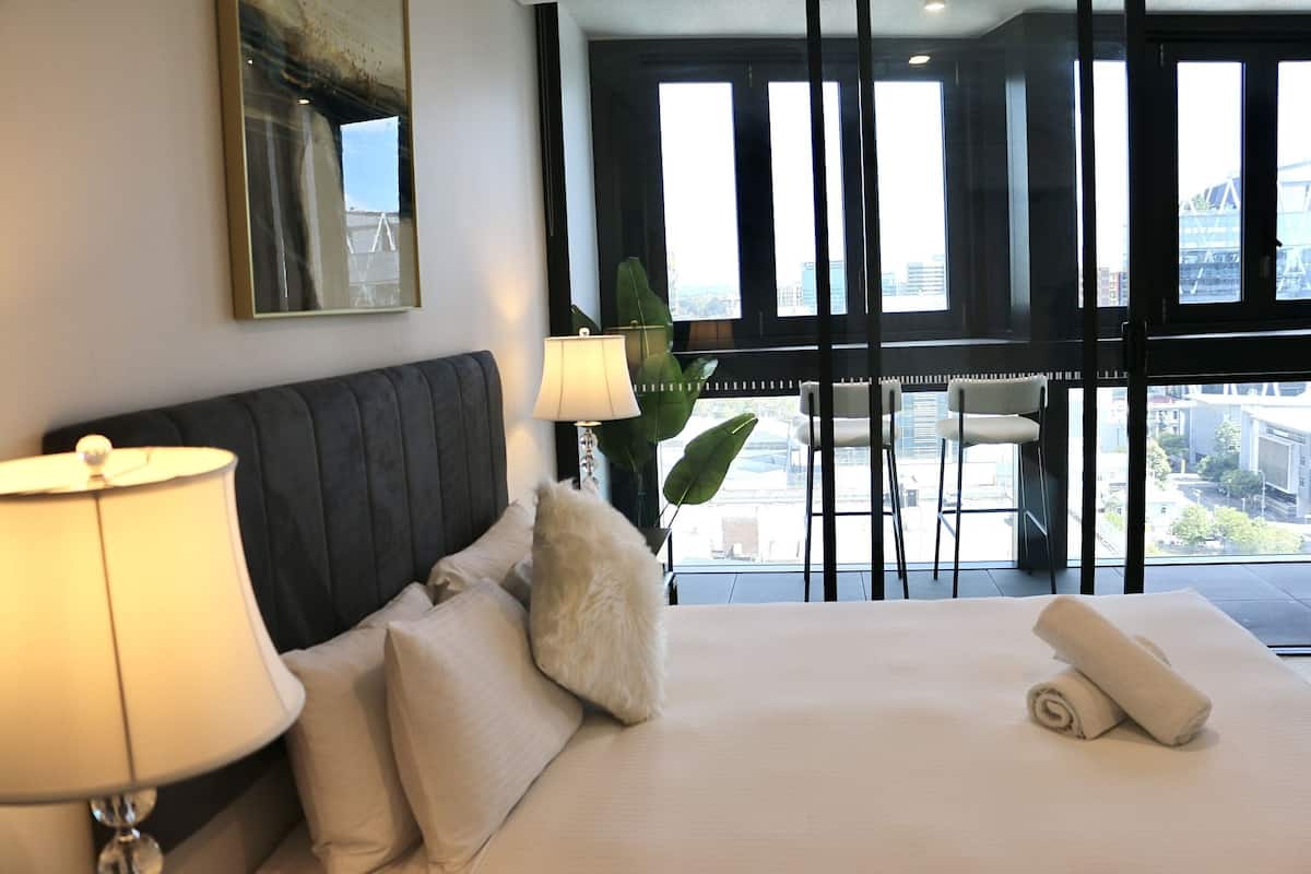 Bureau, fer et planche à repasser, lit de bébé (supplément)