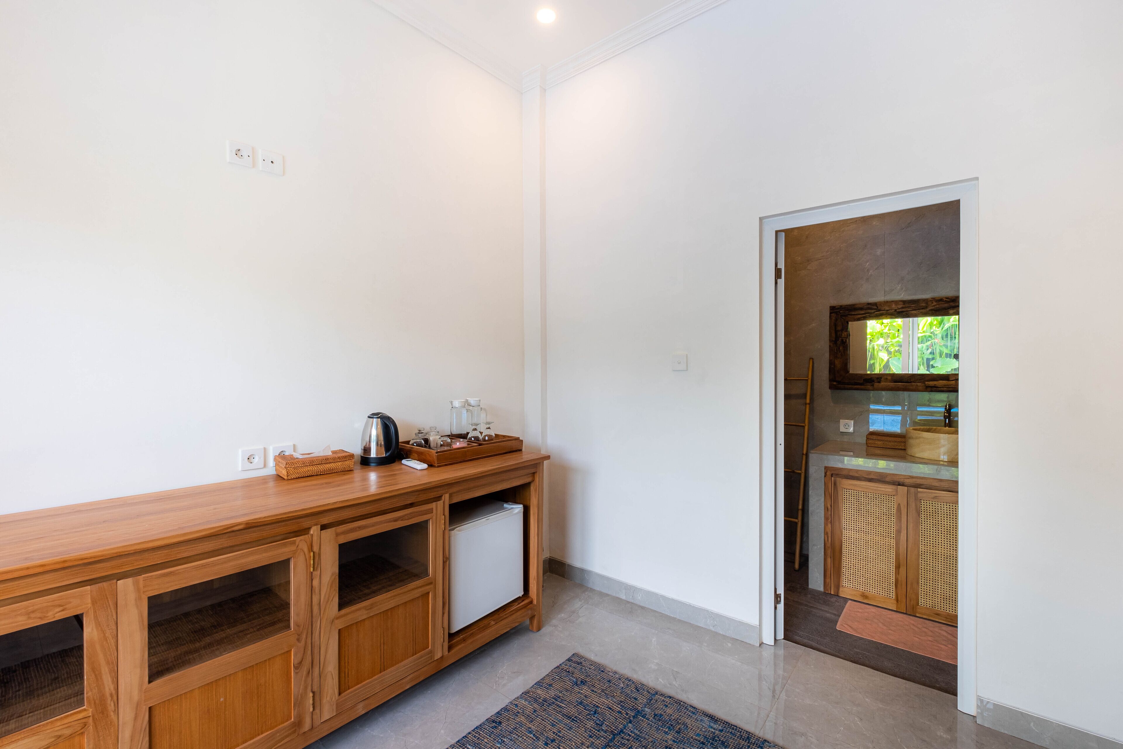 Una cocina moderna con armarios de madera, una encimera y un refrigerador empotrado.