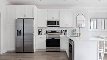 Geladeira, micro-ondas, fogão, cooktop