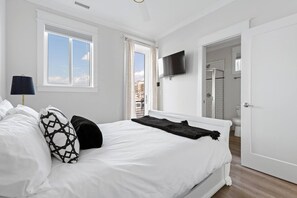 2 bedrooms, desk, iron/ironing board, free WiFi - Hideaway @ The Cove Riverwalk Villas (Wilmington)