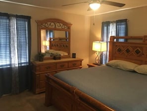 2 chambres, bureau, fer et planche à repasser, lit parapluie