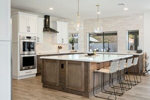 Fridge, microwave, oven, stovetop - SWSS - 6 Bed/4.5 Bath GORGEOUS| SPORT Ct Bocce Ball Pool Hot Tub Putting Green Game Room (Scottsdale)