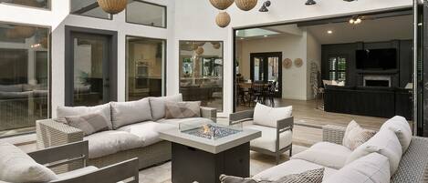 Een flatscreentelevisie en een open haard