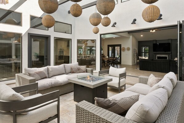 Flat-screen TV, fireplace - SWSS - 6 Bed/4.5 Bath GORGEOUS| SPORT Ct Bocce Ball Pool Hot Tub Putting Green Game Room (Scottsdale)