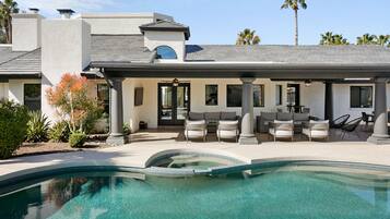 Una piscina climatizada, sillones reclinables de piscina