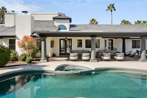 A heated pool, sun loungers - SWSS - 6 Bed/4.5 Bath GORGEOUS| SPORT Ct Bocce Ball Pool Hot Tub Putting Green Game Room (Scottsdale)