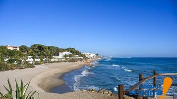 Una spiaggia nelle vicinanze