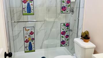 Douche, sèche-cheveux, serviettes fournies, savon