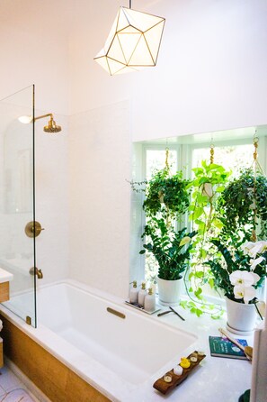 Secador de cabelo, toalhas de banho, sabonete, shampoo