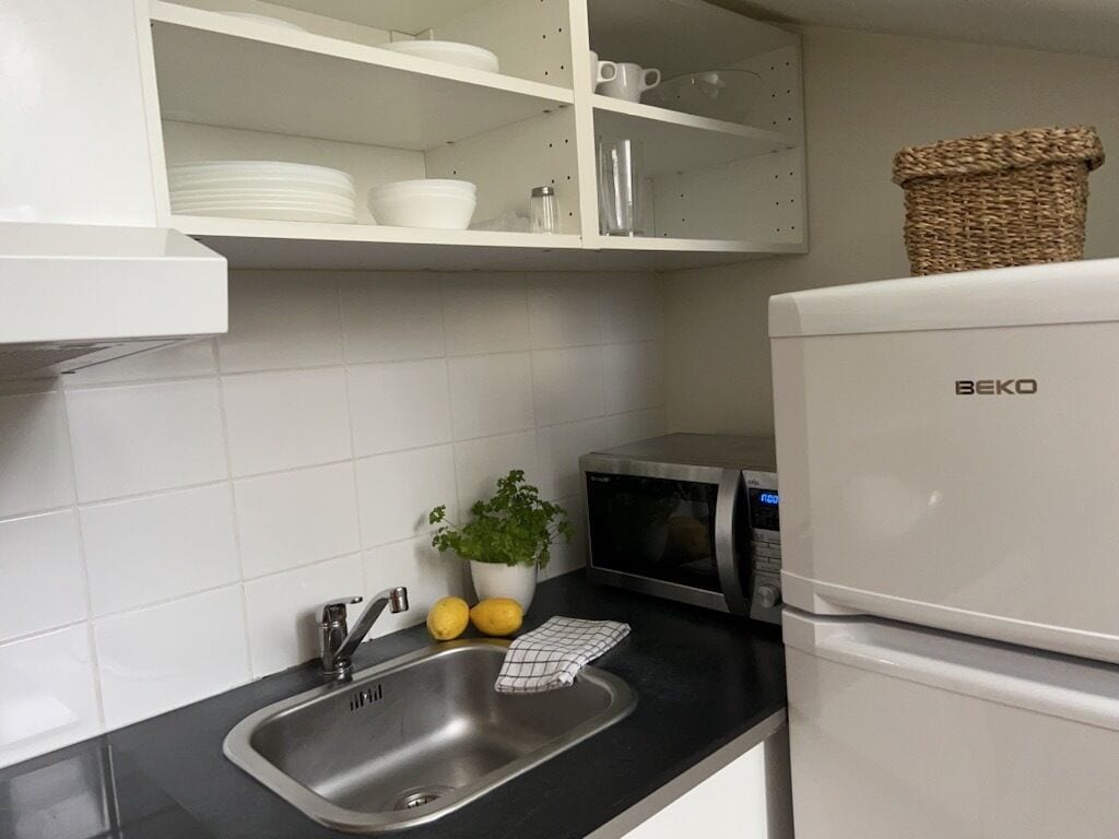 Kylskåp, mikrovågsugn, ugn och spishäll