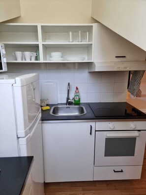 Køleskab, mikrobølgeovn, ovn, kogeplade