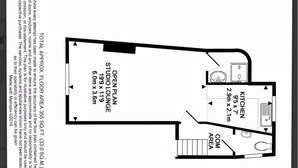 Een plattegrond van een studio-appartement met een open indeling, inclusief een keuken, woonruimte en een slaapkamer.