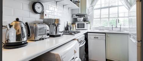 Kühlschrank, Mikrowelle, Ofen, Herdplatte