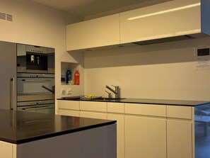 Refrigerador, horno, lavavajillas y utensilios de cocina 