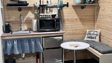 Refrigerador, microondas, parrilla de estufa y cafetera y tetera