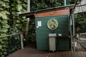 Economy Cabin | Bathroom | Free toiletries, towels