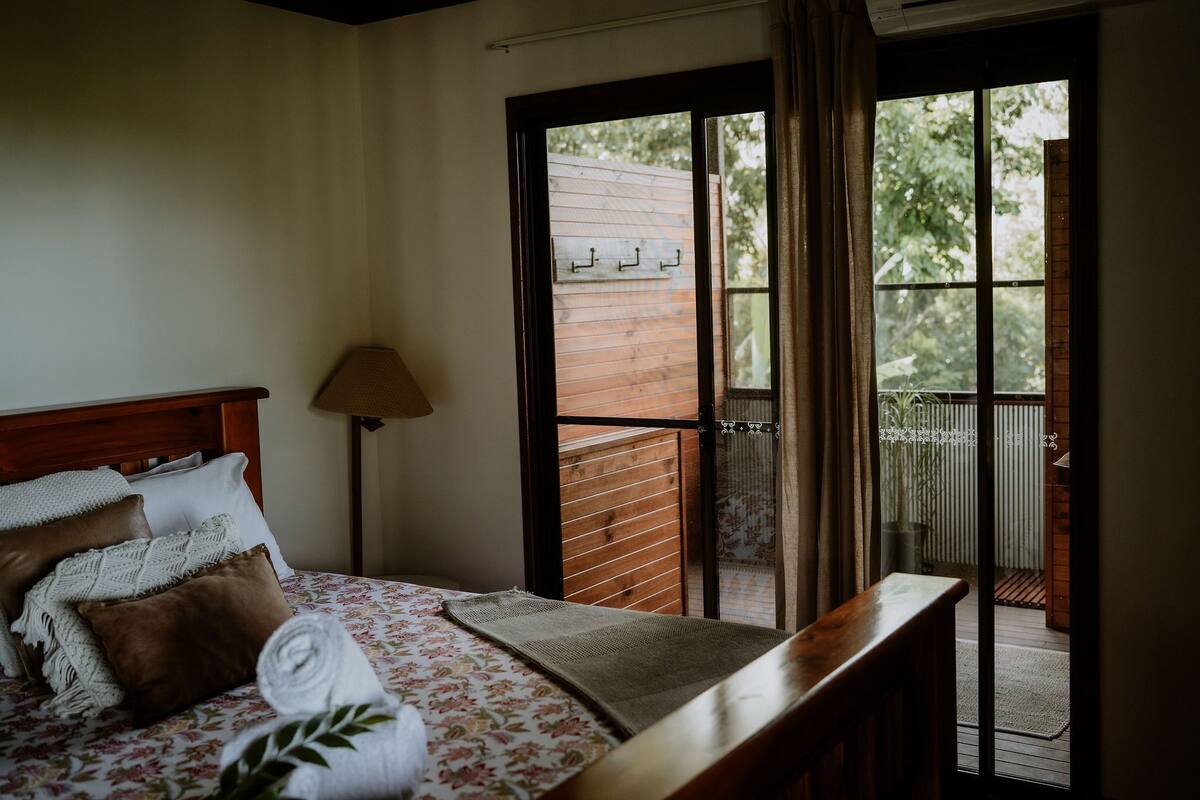 Cortinas blackout, tabla de planchar con plancha y wifi gratis 