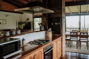 Chalé tradicional | Cozinha privada | Cafeteira/chaleira, torradeira, talheres/pratos/utensílios de cozinha