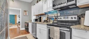 Serenity House – 2BR Central Location (5 Guests)