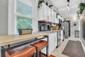 冷蔵庫、電子レンジ、オーブン、コンロ