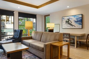 Una Smart TV, una chimenea, un reproductor de DVD, un futbolín