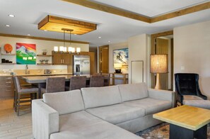 Una Smart TV, una chimenea, un reproductor de DVD, un futbolín