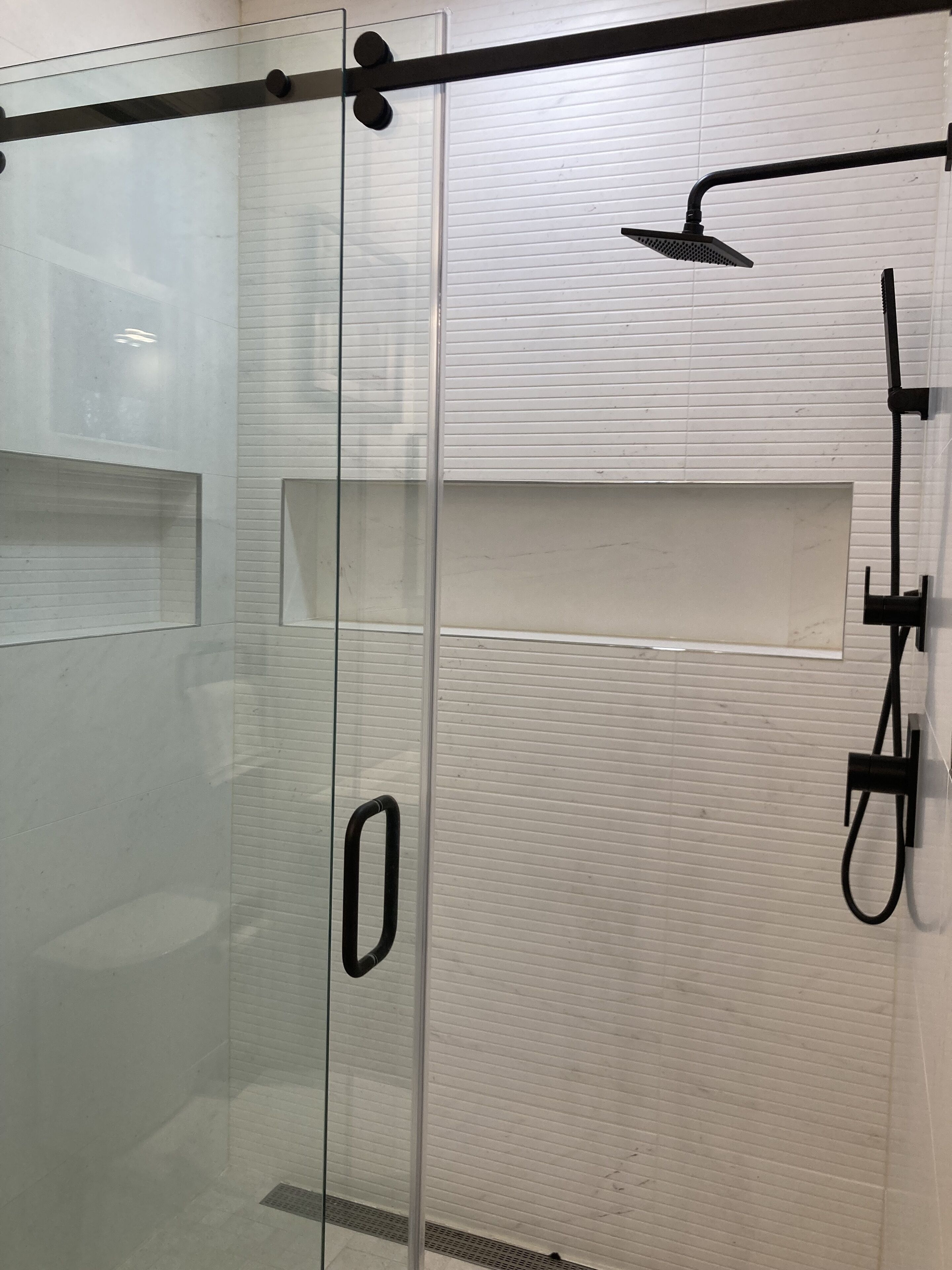 Secadora de cabello y papel de baño 