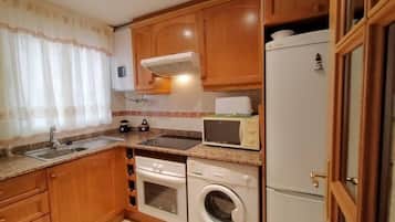 Køleskab, mikrobølgeovn, ovn, kogeplade