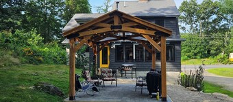 LAKE SIDE 4-Season home, 4-bdrm 2-bath, super clean, bright & cozy