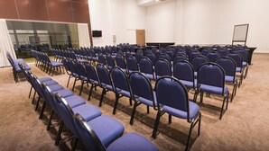 A conference room with rows of blue chairs and a carpeted floor. - Transamerica Executive Taboão da Serra Morumbi (Taboão da Serra)