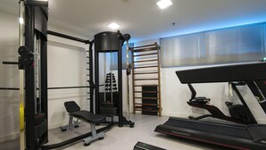A home gym with a squat rack, bench, cable machine, pull-up bar, and a treadmill. - Transamerica Executive Taboão da Serra Morumbi (Taboão da Serra)