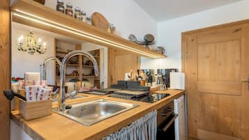 Kühlschrank, Ofen, Herdplatte, Wasserkocher mit Kaffee-/Teezubehör