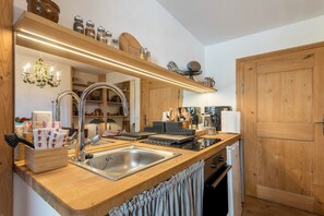 Jääkaappi, uuni, liesi, kahvin-/teenkeitin