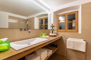 Chuveiro, produtos de toalete grátis, secador de cabelo 