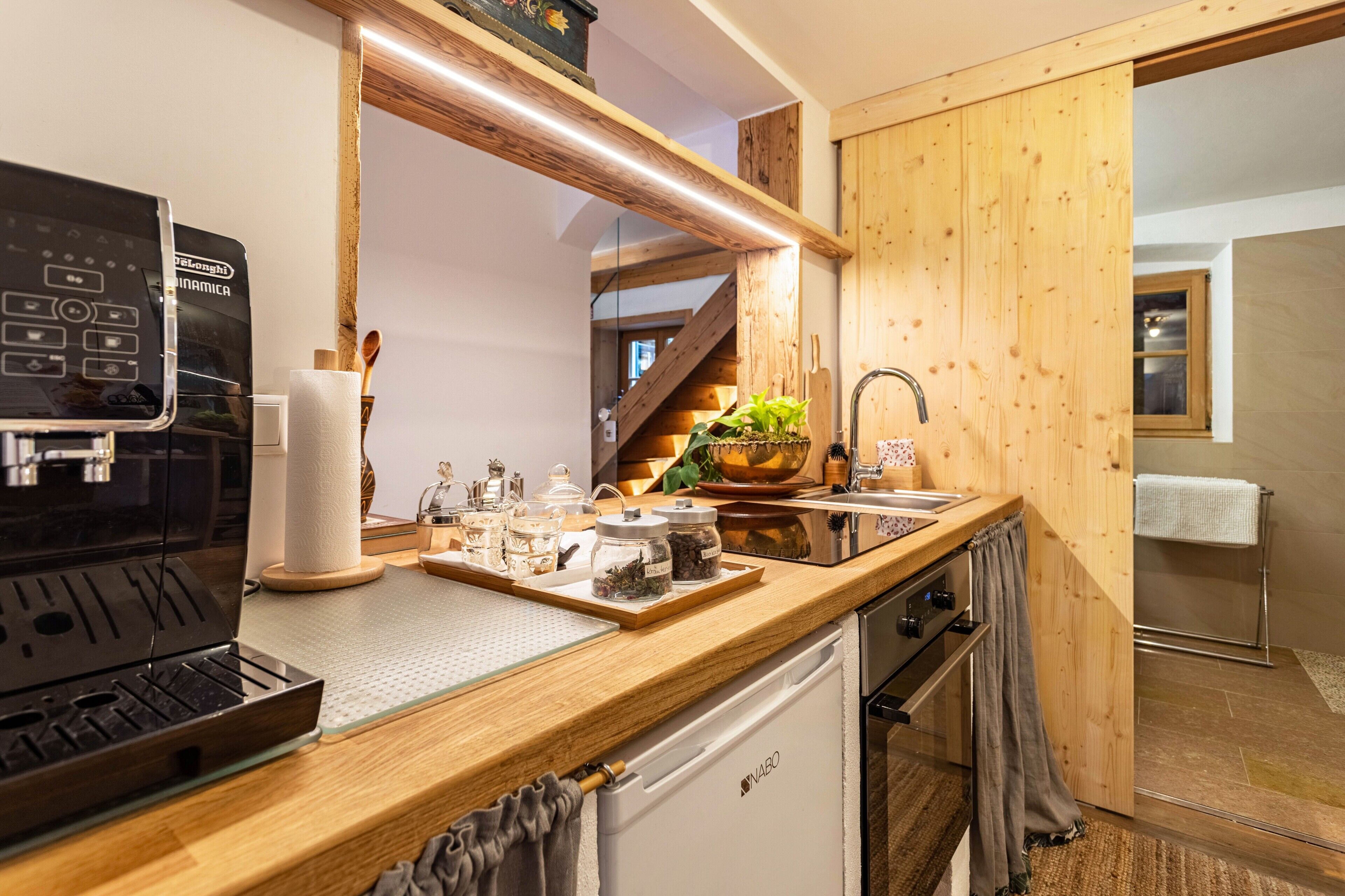 Een koelkast, een oven, een kookplaat, een koffiezetapparaat/waterkoker