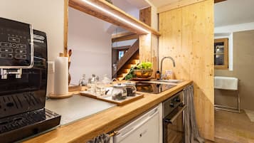 Een koelkast, een oven, een kookplaat, een koffiezetapparaat/waterkoker