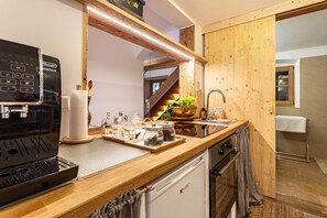 Jääkaappi, uuni, liesi, kahvin-/teenkeitin