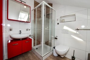 Douche, sèche-cheveux, serviettes fournies