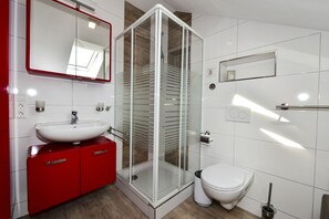 Dusche, Haartrockner, Handtücher