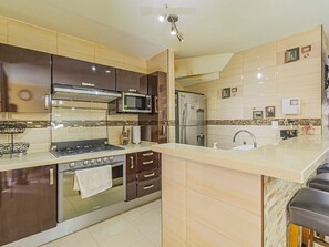 Lemari es, microwave, oven, dan peralatan masak/sendok-piring