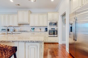 冷蔵庫、電子レンジ、オーブン、コンロ